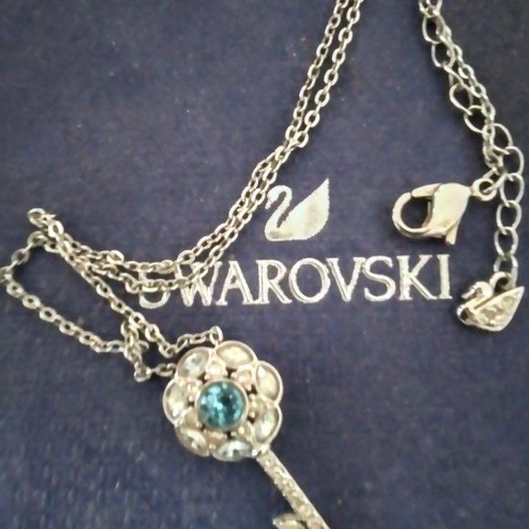 SWAROVSKI Key Necklace BRAND NEW - Picture 3 of 3